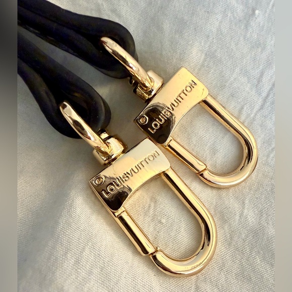 👑✅PRICE FIRM✅ Black faux leather crossbody strap gold hardware. Brand New! - Picture 7 of 17